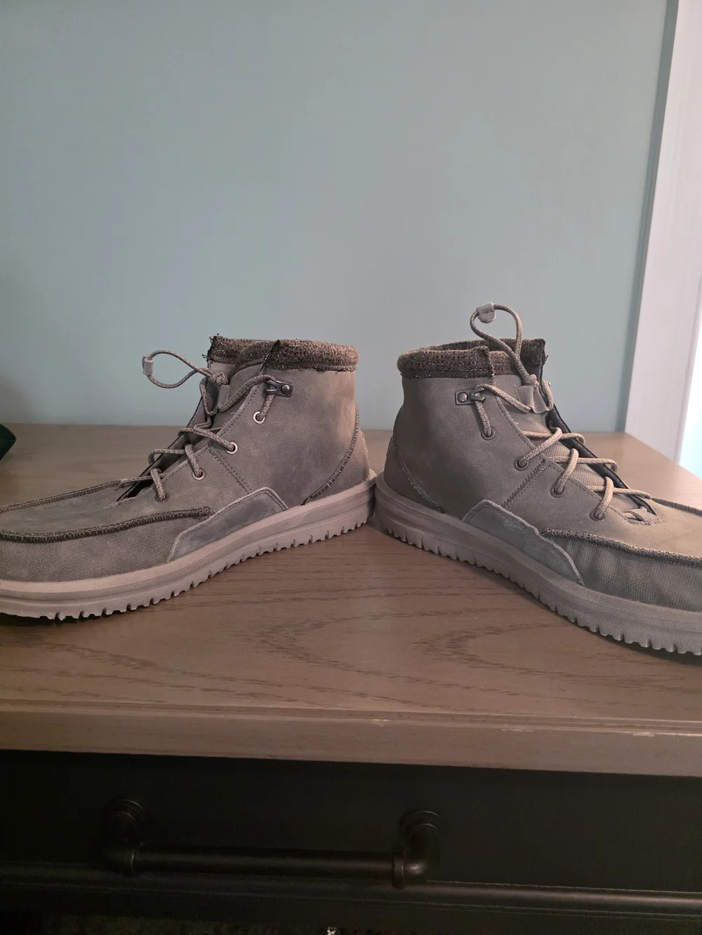 Men's Gray Chukka Boots with Lace-Up Ankle Design